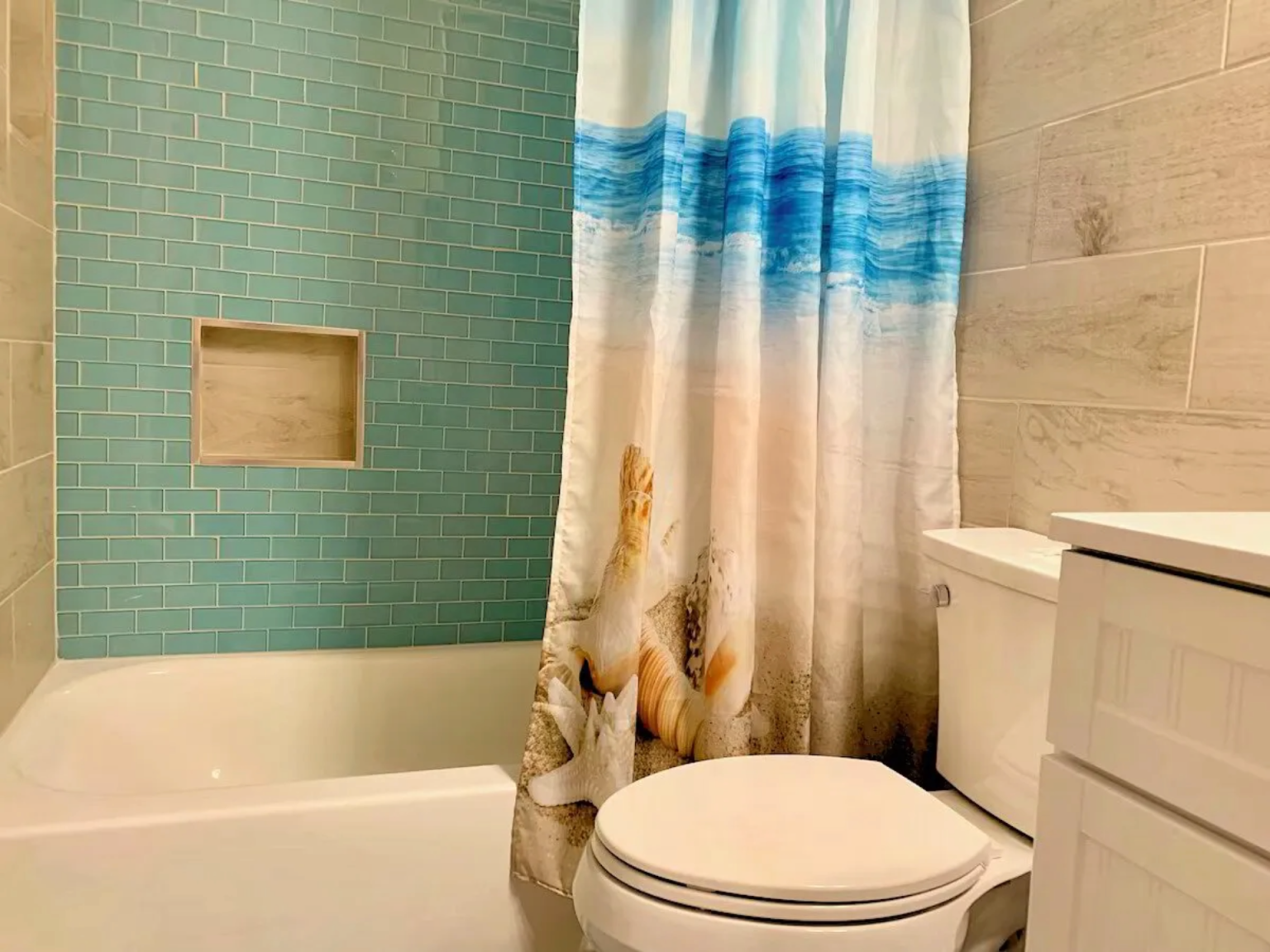 Upstairs full bathroom with tub/shower combo and tiled surround